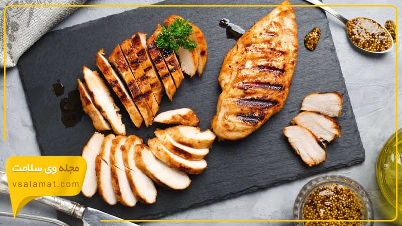 ۱۰۰ گرم سینه مرغ حاوی ویتامین ها و مواد معدنی بسیار زیادی است.
